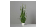 Gras 135 cm aus Kunstoff in grün mit weißen Applikationen und Untertopf. Auf einem grauen Hintergrund.