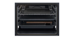 Offener AEG-Einbau-Backofen BP6150B mit zwei Metallrosten, Backblechen und Pfannen im Inneren, von vorne gesehen.