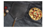 Auf dem AEG-Einbau-Backofen BP6150B mit PizzaExpert-Funktion liegt eine fertig gebackene Pizza neben einer Pizzaschaufel auf einer grauen Arbeitsplatte.