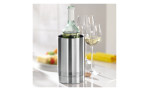 Der Emsa Flaschenkühler Senator aus silbernem Edelstahl kühlt Wein mit zwei Gläsern und einem Korken auf einem weißen Tisch.