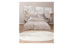 Modernes Schlafzimmer mit Estella Mako-Satin-Bettwäsche Joaquin, zwei Nachttischen, Lampe, gerahmter Kunst und rundem Teppich auf Holzboden.