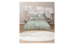 Ein ordentlich gemachtes Bett mit Estella Mako-Satin-Bettwäsche Joaquin, flankiert von einem Nachttisch und einer Lampe auf einem Holzboden.