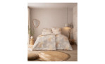 Ein gemütliches Schlafzimmer mit Estella Mako-Satin-Bettwäsche Silvio, neutraler geometrischer Bettwäsche, einem runden Teppich und sanfter Beleuchtung.