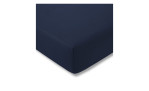 Ein Estella Jersey-Spannbettlaken 100 x 200 cm in marineblau bedeckt eine Matratzenecke vor weißem Hintergrund.