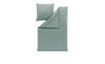 Estella Mako-Jersey-Bettwäsche Takoma 155x220 cm Set in Salbeigrün mit Bezug und Kissenbezug auf weißem Hintergrund.