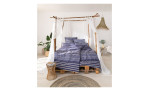 Himmelbett mit Estella Mako-Satin-Bettwäsche Alberto, transparenten Vorhängen, Holzrahmen und gewebtem Dekor in einem hellen Raum.