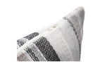 Nahaufnahme der Ambiente Trendlife Kissenhülle Pina Colada 50x50 cm in anthrazit mit kräftigen Streifen und sichtbarem Reißverschluss.