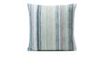 Die Ambiente Trendlife Kissenhülle Pina Cplada 40x40 cm ist vertikal blau, salbei grün und lila gestreift.