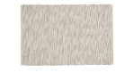 Das Platzset Merano 35 x 50 cm von Ambiente Trendlife ist ein quadratischer, hellgrauer Strukturstoff mit vertikalen Falten.