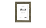 Der Holzrahmen Toronto 13x18 cm ist ein holzfarbener Rahmen mit einem weißen Passepartout und schlichtem, rustikalem Design.