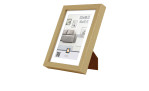 Intertrading Kunststoffrahmen Madrid 13 x 18 cm, beige Holzoptik, mit Ständer, zeigt Wohnzimmerbild und Größe.