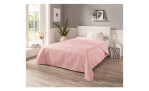 In einem hellen Schlafzimmer mit grauen Wänden und Holzfußboden steht die Tagesdecke 280 x 250 cm in einem ordentlich gemachten Bett.