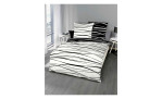 Modernes Schlafzimmer mit Satin-Bettwäsche 155 x 220 cm und schwarz-weiß gestreifter Bettwäsche auf einem Doppelbett am Fenster.