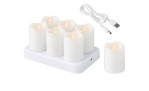 Sechs montierte weiße LED-Teelichter aus Kunststoff mit USB-Ladestation, sowie eine weitere separate Kerze.