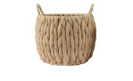 Der Große Deko-Korb Sand ist ein beiger, grob gestrickter Aufbewahrungskorb mit zwei Griffen und 25 cm Tiefe.