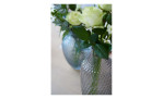 Zwei Leonardo Vase Poesia 40 cm Vasen mit strukturiertem Design, die jeweils grüne und weiße Rosen elegant präsentieren.