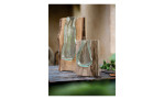 Die Leonardo Holzvase Casolare 20,4 cm aus Glas und Holz steht auf einem Tisch mit Grün im Hintergrund.
