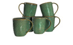 Sechs Leonardo Tasse Matera 430 ml Becher aus grüner Keramik mit strukturierter Oberfläche sind auf einem weißen Hintergrund gestapelt.
