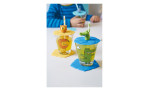 Zwei Kinder benutzen Leonardo Kinder-Trinkset Bambini Becher - Löwe und Krokodil - mit passenden Silikondeckeln und Strohhalmen.