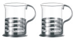 Das Teeglas-Set Balance 2 tlg. von Leonardo besteht aus zwei stilvollen Glasbechern mit Metallgriffen und gestreiften Böden.