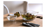 Zwei Leonardo Schale Piazza 23 cm Glasschalen auf einem Holztisch, eine mit Salat, plus zwei Gabeln und Servietten.
