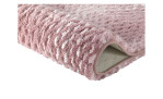 Nahaufnahme des rosafarbenen Badteppichs Cory 70 x 120 cm von Kleine Wolke, Ecke gefaltet, um die rutschfeste Unterlage zu zeigen.