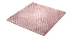 Der Kleine Wolke Badteppich Cory 60x60 cm ist ein quadratischer, hellrosa Kunstfaserteppich auf weißem Hintergrund.