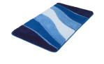 Kleine Wolke Badteppich Ocean 70 x 120 cm mit gewellten blauen und marineblauen Streifen auf weißem Kunstfasergrund.