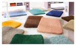 Hier sind viele verschiedene Farben der Badteppich Reihe Relax zusehen. 