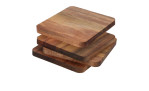 Vier Untersetzer aus braunem Akazienholz mit abgerundeten Ecken - stilvolles 4er-Set auf weißem Hintergrund.