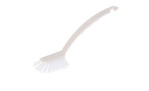 Spülbürsten 2er Set: Weiße Spülbürsten aus Polypropylen mit langen Stielen und abgewinkelten Borsten, isoliert auf weiß.