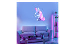 Ein Wohnzimmer mit grauer Couch und rosa-violetter Beleuchtung, mit dem LED-Bild - Neon-Unicorn über dem Sofa.
