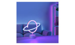 Das LED-Bild - Neon-Saturn aus weißem Kunststoff mit pink-blauen Ringen leuchtet modern; Leuchtmittel inklusive.