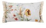 Kissenhülle Beaulieu 30 x 50 cm mit Aquarell-Blumenprint in Gelb, Weiß, Orange und cremefarbenen Rüschen.