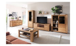 Wohnwand bestehend aus Vitrine, Lowboard und Highboard mit Dekoration im Wohnzimmer.