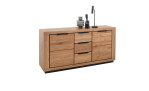 Sideboard Grazia in Wildeiche mit Dekoration auf der Deckplatte schräg von der Seite. 