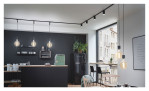 Moderne Küche mit schwarzen Wänden, silberfarbenen Akzenten, Kugelleuchten (Lininenverbinder URail 7 cm), und offenen Regalen.