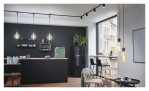 Moderne Küche mit schwarzen Schränken, Mitteleinspeisung URail 30 cm Leuchten, grünem Kühlschrank, und stilvollem Dekor durch ein großes Fenster.