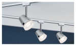 Drei Spot URail 18 cm Stromschienenleuchten mit silbernen zylindrischen Metallspots sind jeweils nach unten gerichtet an der Decke montiert.