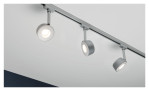 Drei LED-Spot URail 18 cm silberfarben Stromschienenleuchten, eine beleuchtet, montiert an einer weißen Decke, Leuchtmittel inkl..