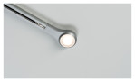 Die LED-Endkappe URail 14 cm ist eine moderne, runde LED-Wandleuchte mit silberfarbenem Metallarm an einer Lichtwand.