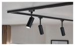 Spot URail 18 cm Stromschienenbeleuchtung mit drei verstellbaren Spots und Glühbirnen an einer modernen weißen Decke.