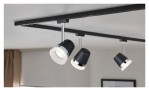 Drei Spot URail 18 cm Stromschienenleuchten aus schwarzem Metall und Kunststoff, montiert an einer Decke mit modernem, neutralem Dekor.