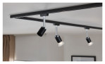 Spot URail 15 cm: Schwarze und silberne Stromschiene mit drei verstellbaren Strahlern an einer weißen Decke.