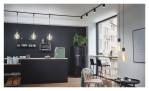 Moderne Küche mit schwarzen Schränken, Hängeleuchten, einem grünen Kühlschrank, Pflanzen und einem Flex-Verbinder URail 22 cm am Fenster.
