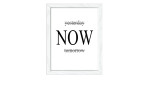 Das Pro-Art Rahmenbild Now 24 x 19 cm zeigt JETZT fettgedruckt mit gestern und morgen durchgestrichen auf MDF oder Glas.