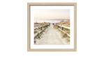 Premiere Rahmenbild Sundown I 28x28cm: holzfarben MDF & Glas, Sandstrandweg mit Geländer bei Sonnenuntergang.