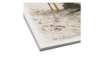 Die Nahaufnahme des Leinwandbildes Sanddünen II (40x40 cm) von Pro-Art zeigt Sandstrand, Fußabdrücke, Pfosten und spärliches Grün.