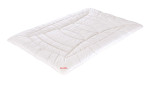 Weiße, rechteckige Ganzjahresbettdecke Nima Bio 155x220cm von Paradies, gesteppt mit abgestepptem Muster, Paradies-Label.