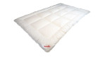 Paradies Winterbettdecke Nima Bio 155x220 cm, weiß, gesteppt, mit Textilfaserfüllung und Markenlabel auf weißem Grund.